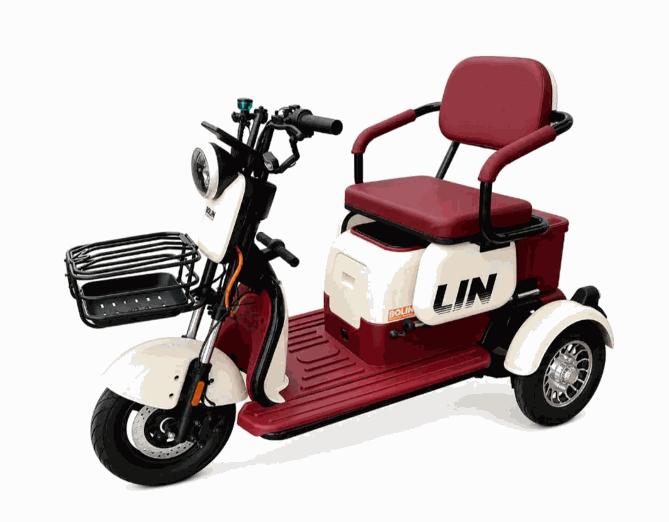 MOVRA T2 branco e vermelho, triciclo elétrico 1000, vista lateral em estúdio